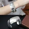 Pulseira Larga Aberta de Prata Xizang Europeia e Americana Estilo Miao, Pulseira Larga Étnica Vintage para Mulheres, Exibição de Banca, Atacado de Joias Yiwu
