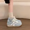 Sapatos femininos versáteis de sola grossa, novo modelo primavera/verão 2026, tênis de treino alemães retrô de nicho, tênis brancos casuais respiráveis da moda