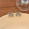 @Oferta Especial Aretes Coreanos Huecos de Mariposa con Circonia Súper Brillante, Diseño Único, Elegantes y Versátiles Aretes de Botón al por Mayor