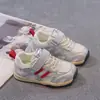 Tênis esportivos para meninas 2026 novo primavera e outono sapatos casuais de malha para crianças tênis de treino alemães com sola macia sapatos Forrest Gump para meninas