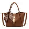 Bolsa Saco de Design de Nicho de Alta Qualidade para Mulheres, Bolsa de Ombro Transfronteiriça, Bolsa Transversal Versátil para o Dia a Dia, Bolsa de Mão Fashion Retrô