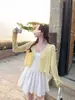 Cárdigan Ligero de Punto para Verano Combinado con una Falda de Tirantes Nuevo Top Amarillo de Verano 2023 Cubierta Corta en Color Albaricoque Leche