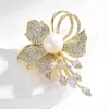 Broche de Cristal Pérola Feminino de Alta Qualidade para Blazer de Terno Corsage Alfinete de Roupa Fixo Fivela Anti-luz Joia