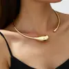 Accesorios de mano populares europeos y americanos transfronterizos: pulseras y joyas de metal hueco con muelle, de borde ancho, simples, modernas y únicas, exageradas