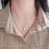Collar de Amor Coreano Cadena para Clavícula de Mujer Lujo Ligero Sentido de Diseño de Nicho 2023 Nuevo Colgante de Acero de Titanio Versátil Simple