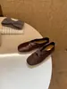 Primeiro encontro com o estilo retrô de nicho! Sapatilhas elásticas estilo coreano para mulheres, coleção outono/inverno 2026, estilo Mary Jane simples, sapatos pequenos de couro