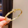 Pulsera con Hebilla Hueca Letra t de Zirconia Electrochapada en Oro Real de 18 Quilates, Estilo Minimalista, Joyería de Gama Alta de Nicho Único