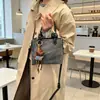 Bolsa de Mão Estilo Balde Retrô Transfronteiriça Feminina Versátil de Couro Macio Bolsa de Ombro Transversal Moda Tendência Casual Bolsa para o Dia a Dia