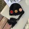 Gorro de Punto Rojo con Borla Floral para Viajes en el Oeste de Sichuan para Mujer, Gorro de Lana de Estilo Étnico Hueco para Otoño e Invierno con Protección para los Oídos, Gorro de Tejer
