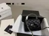 25 bolsos de mano nuevos estilo Chanel con asa transfronteriza para mujer, bolso bandolera de cadena acolchada de moda, bolso pequeño cuadrado Kelly