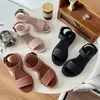 Sandalias y pantuflas para mujer, verano, nuevo estilo romano, planas para exterior, antideslizantes, para vacaciones, playa, hebilla, moda, combinan con todo