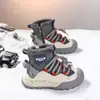 Botas de Neve Infantis 2026 Outono/Inverno Novo Estilo Botas Grandes de Algodão para Meninas Botas Curtas Grossas para Meninos com Forro de Lã Botas Quentes de Couro