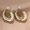 Pendientes de perla de forma irregular en C color blanco roto, superventas transfronterizos europeos y americanos, pendientes de moda de alta gama, simples y vintage