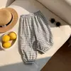 Calças Xadrez Estilo Floresta Anti-Mosquito para Meninas Verão 2026 Novo Modelo Calças de Bebê para Uso ao Ar Livre Calças Cropped Casuais Infantis