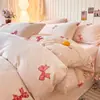 Juego de ropa de cama de cuatro piezas de terciopelo de leche de doble cara con dibujos animados, funda de edredón gruesa de invierno de franela y vellón de coral, y juego de sábanas de franela de tres piezas