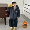 Conjunto de Outono e Inverno para Meninos 2026 Novo Estilo Infantil Bonito Fashionável Roupas Engrossadas Conjunto de Duas Peças Quente de Inverno para Bebê Menino