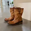 A fábrica está em processo de produção! Sapatos estilo igual ao da Mãe Uva, bico redondo vintage desgastado, botas western de salto grosso de cano médio texturizadas, botas de cavaleiro