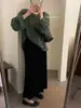 A saia midi de veludo de alta qualidade estilo coreano cor Limão para mulheres, apresentando um design retrô, um efeito emagrecedor e uma silhueta ajustada em cauda de peixe, perfeita para o outono.
