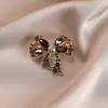 Broche Nuevo Estilo Coreano de Moda con Corona de Flores de Pedrería, Accesorio de Lujo Ligero y Elegante para Trajes y Chaquetas, Pin Antiexposición