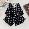 2026 Bufanda Pequeña de Moda Versátil Doble Cara con Cruz de Mariposa para Mujer Estilo Coreano Otoño e Invierno Bufanda de Punto Cálida para el Cuello