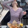 Elegante camiseta base de punto morada con cuello en V cruzado para mujer, suéter de otoño ajustado con hombros descubiertos