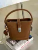 Bolso para mujer de diseño de nicho estilo francés, nuevo bolso cruzado versátil de moda otoño e invierno 2026, exquisito bolso de cubo de mano