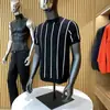 Camiseta de Tricô de Manga Curta para Homens, Seda de Gelo, Textura de Listras Verticais de Verão, Corte Justo, Estilo Old Money, Negócios, Atacado de Fábrica Transfronteiriço