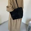 Bolsa de camurça tipo balde transfronteiriça para mulheres, nova moda 2026, bolsa de ombro retrô, bolsa tote fosca de grande capacidade