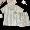 Pijama unisex casual para casa, nuevo, con estampado de rayas verticales azul y blanco, cuello camisero, cárdigan de manga corta y shorts.