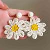 Aretes de isla hechos a mano de girasol de rafia y pasto, aretes de flores grandes exagerados de personalidad junto al mar, venta al por mayor de aretes