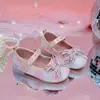 Sapatos de Couro para Meninas 2026 Nova Coleção Primavera/Outono Sapatos Pequenos de Couro com Franja e Laço com Saia de Gaze Branca Sapatos Infantis Planos Leves