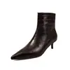 Botines cortos para mujer hechos de piel de vacuno de plena flor, de corte ajustado, con punta fina, cremallera lateral y tacón fino, un nuevo estilo otoño/invierno