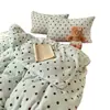 Conjunto de Cuatro Piezas de Leche Polar Clase A con Lunares para Otoño e Invierno Estilo Sencillo Conjunto de Tres Piezas de Ropa de Cama de Polar Coral Grueso y Cálido