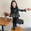Dulce conjunto coreano de tres piezas para niñas pequeñas, nueva moda otoño 2026, elegante conjunto de pantalones con volantes y chaleco para niñas