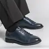 Sapatos masculinos de couro com cadarço, tamanho grande, para uso transfronteiriço, sapatos masculinos formais casuais de bico fino, estilo britânico, mocassins masculinos versáteis vintage