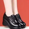 Otoño 2026 Versátiles de Suela Gruesa Punta Redonda Tacón de Cuña Nuevos Zapatos de Madre con Cordones Suela Suave Cómodos Ligeros Tacones Altos