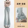 Jeans Feminino Claro com Micro-desfiados Outono 2024 Tendência Versátil Nova Chegada Calça Flare Ferradura para Pessoas Baixas