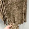 Camiseta de manga larga retro con estampado de leopardo, holgada y versátil para hombre, con un estilo coreano que estiliza y es relajado.