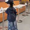 Conjunto de tres piezas nuevo de otoño 2026 para niños: Ropa exterior holgada estilo coreano, camisa a cuadros con capucha y pantalones vaqueros con estampado de estrellas