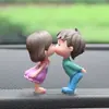 Enfeites de Carro Selecionados Cuidadosamente Atacado, Decorações para Interior de Carro, Bonecos Fofos de Casal se Beijando, Enfeites de Decoração para Carros Elétricos
