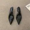Sapatos de salto alto elegantes de nicho estilo francês para mulheres, novo modelo primavera-verão 2025, para uso externo, salto fino, mules slip-on inspirados em Chanel