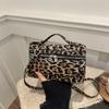 Bolso de axila para mujer Nuevo 2025 Moda Textil Bolso de hombro casual Retro Bandolera Estampado de leopardo Bolso cuadrado pequeño Explosiones de moda