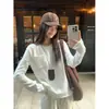 Camiseta Blanca Relajada de Hombro Recto y Manga Larga para Mujer, Nueva Capa Base Otoño e Invierno 2025, Top Holgado Estilo Perezoso