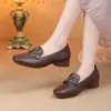 Sapatos femininos de couro macio, novo modelo outono 2026, sapatos de mãe, sola macia, confortáveis para os pés, sapatos femininos baixos, sapatos de couro para senhoras de meia-idade