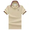 Camisa Polo masculina de manga curta estilo luxo com gola listrada em cor contrastante e bordado de pônei, adequada para o trajeto diário e para usar em ocasiões de negócios casuais.