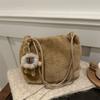Bolsa de pelúcia feminina nova de inverno 2024, bolsa de ombro estilosa e sofisticada, bolsa casual feminina de nicho