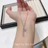 Qiancheng Endossa a Série "Tao Lu" de Colares Rosa em Forma de Gota d'Água, Que São Modernos, Versáteis e Delicados, Tornando-os um Presente Comemorativo Perfeito para Fãs