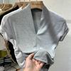 Camiseta de manga corta con cuello en V europeo para mujer, diseño de nicho de sentido del estilo 2023, top corto americano adelgazante de corte entallado y dulce para mujer