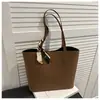 Bolso Tote de Leopardo Moderno y Versátil para Mujer Modelo Nuevo 2025 para el Trabajo y los Viajes Diarios Bolso de Hombro Estilo Coreano Gran Capacidad