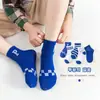 Calcetines para niños otoño e invierno Nuevos calcetines para bebés niños y niñas lindos de dibujos animados oso fresa calcetines de estudiante de moda de longitud media